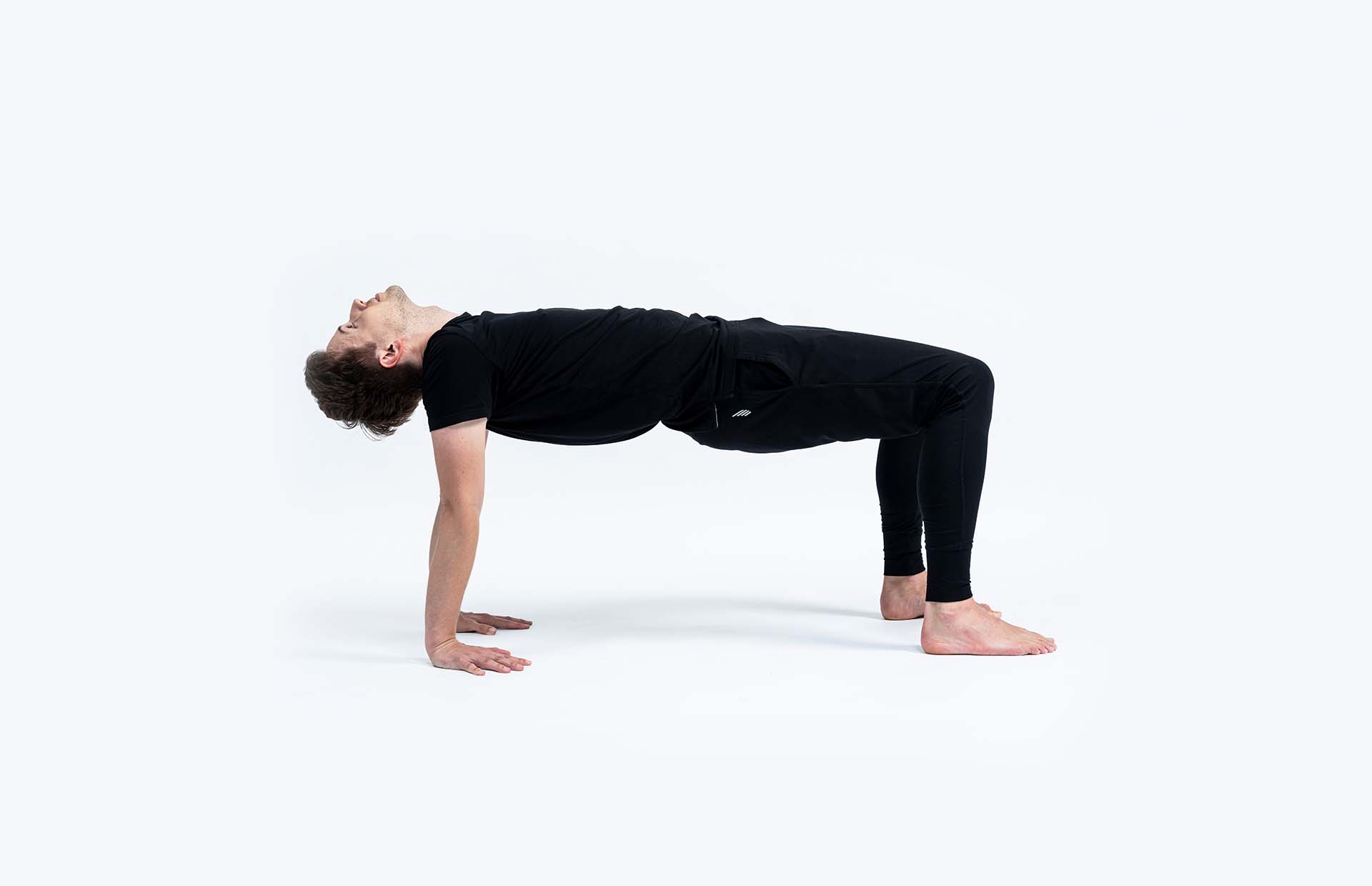 A person extending into Bharmanasana (Table Top)